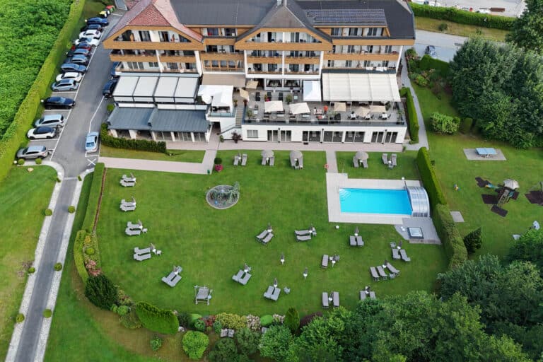 Hotel Schönblick Velden - Luftaufnahme mit Gartenanlage und Pool