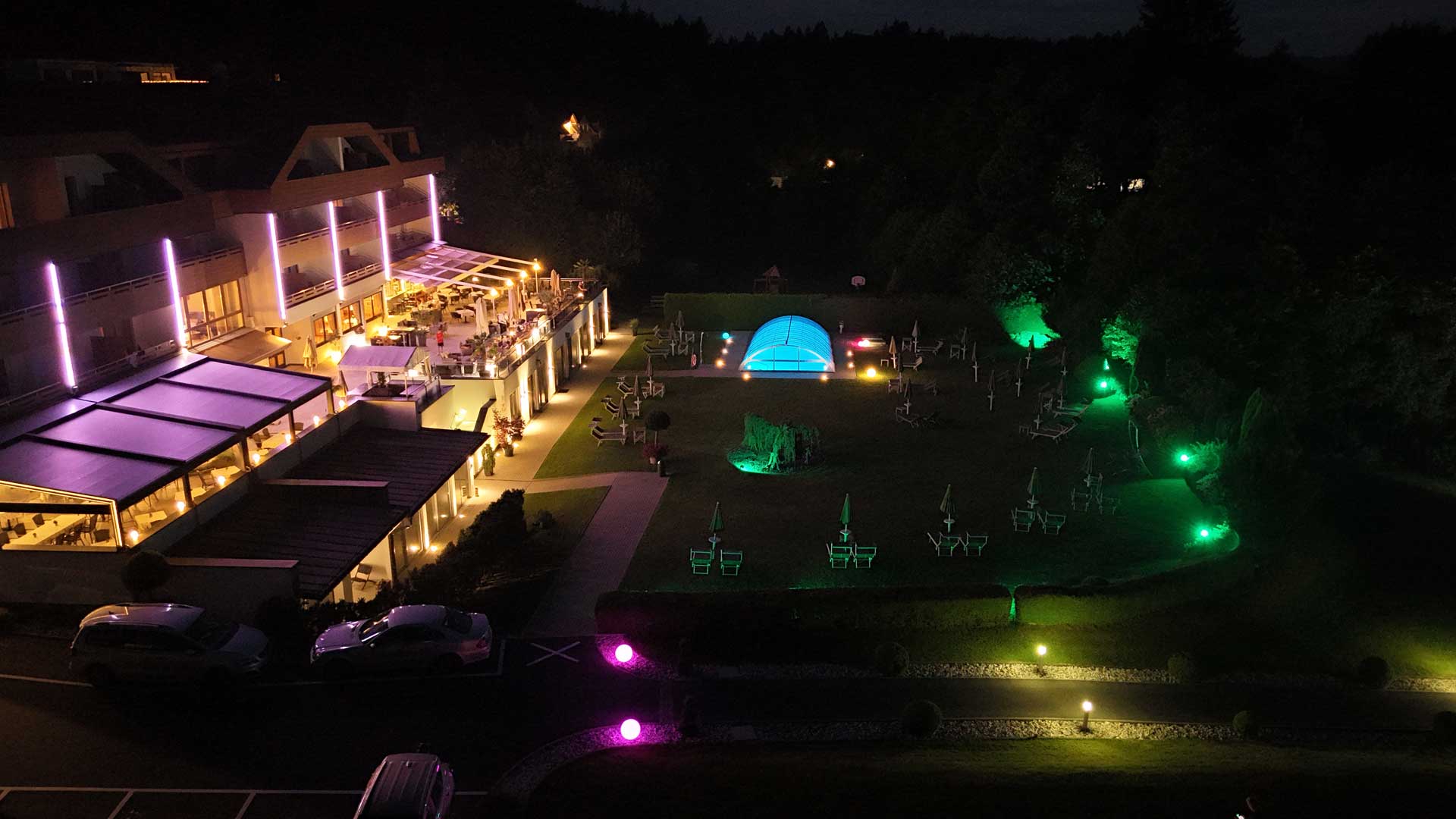 Hotel am Wörthersee bei Nacht - schöne Gartenanlage